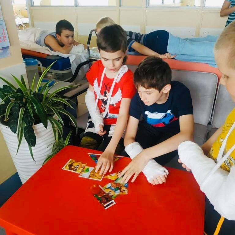 Сегодня педагоги школы № 827 провели интерактивную программу для наших маленьких пациентов в рамках мероприятий, приуроченных к Международному дню защиты детей.