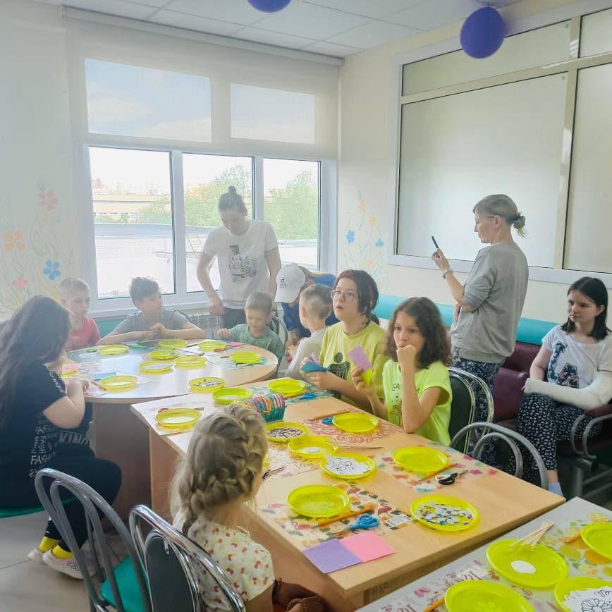 Сегодня педагоги школы № 827 провели интерактивную программу для наших маленьких пациентов в рамках мероприятий, приуроченных к Международному дню защиты детей.