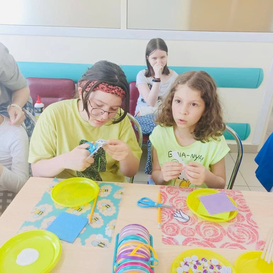 Сегодня педагоги школы № 827 провели интерактивную программу для наших маленьких пациентов в рамках мероприятий, приуроченных к Международному дню защиты детей.