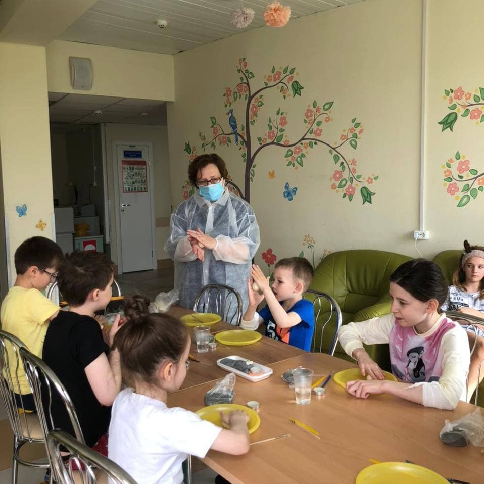 Сегодня педагоги школы № 827 провели интерактивную программу для наших маленьких пациентов в рамках мероприятий, приуроченных к Международному дню защиты детей.