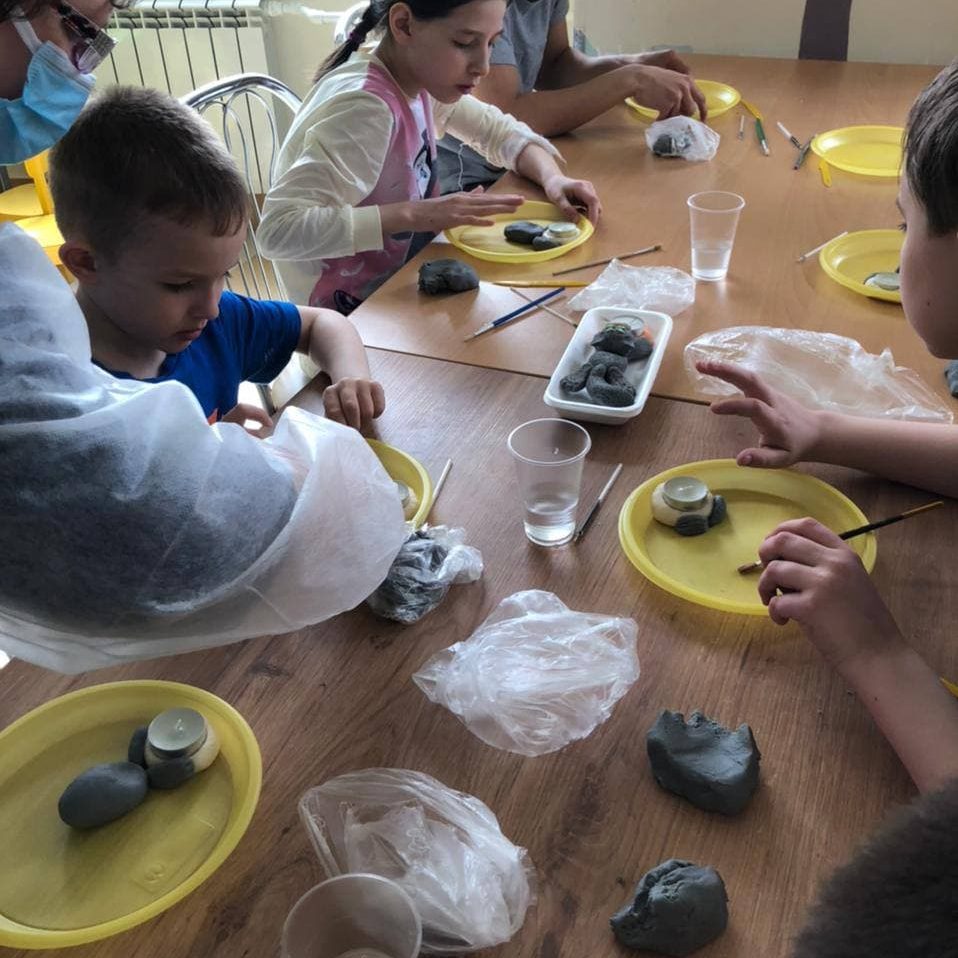 Сегодня педагоги школы № 827 провели интерактивную программу для наших маленьких пациентов в рамках мероприятий, приуроченных к Международному дню защиты детей.