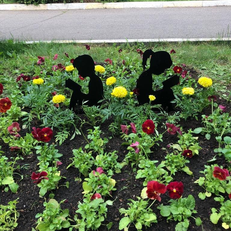 В нашей больнице в международный день защиты детей был объявлен конкурс среди отделений больницы на лучшую клумбу. В данном необычном мероприятии приняли активное участие все подразделения больницы.
