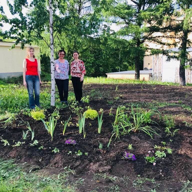 В нашей больнице в международный день защиты детей был объявлен конкурс среди отделений больницы на лучшую клумбу. В данном необычном мероприятии приняли активное участие все подразделения больницы.