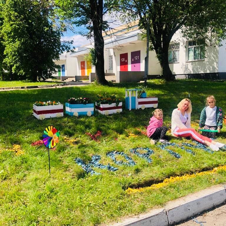 В нашей больнице в международный день защиты детей был объявлен конкурс среди отделений больницы на лучшую клумбу. В данном необычном мероприятии приняли активное участие все подразделения больницы.