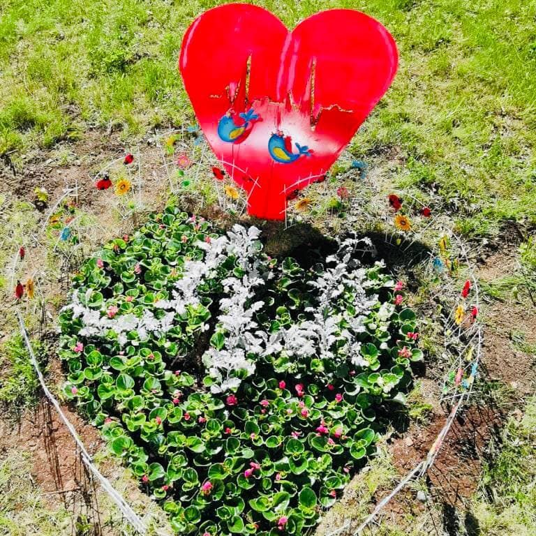 В нашей больнице в международный день защиты детей был объявлен конкурс среди отделений больницы на лучшую клумбу. В данном необычном мероприятии приняли активное участие все подразделения больницы.