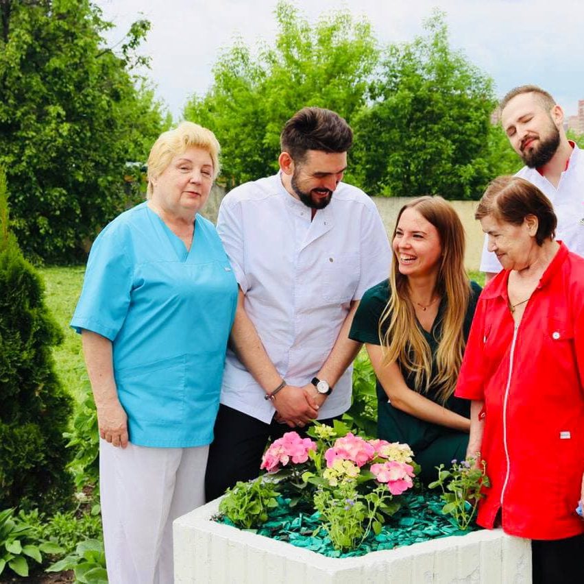 В нашей больнице в международный день защиты детей был объявлен конкурс среди отделений больницы на лучшую клумбу. В данном необычном мероприятии приняли активное участие все подразделения больницы.