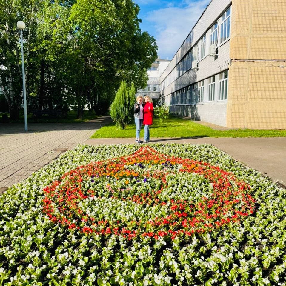 В нашей больнице в международный день защиты детей был объявлен конкурс среди отделений больницы на лучшую клумбу. В данном необычном мероприятии приняли активное участие все подразделения больницы.