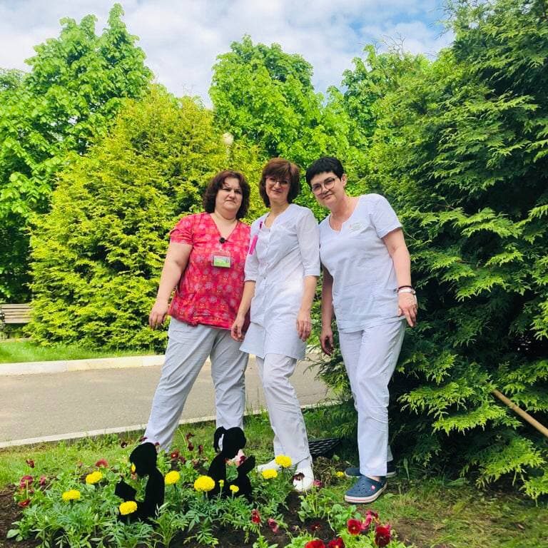 В нашей больнице в международный день защиты детей был объявлен конкурс среди отделений больницы на лучшую клумбу. В данном необычном мероприятии приняли активное участие все подразделения больницы.