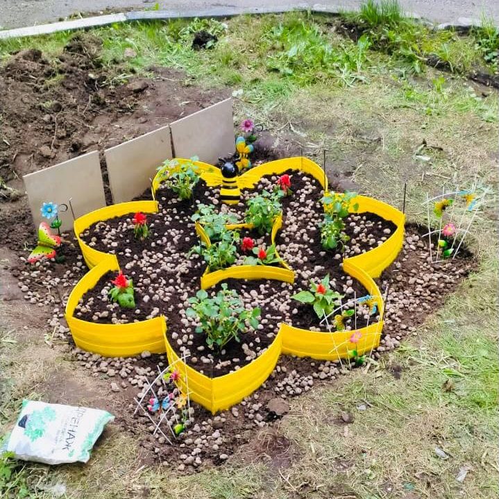 В нашей больнице в международный день защиты детей был объявлен конкурс среди отделений больницы на лучшую клумбу. В данном необычном мероприятии приняли активное участие все подразделения больницы.