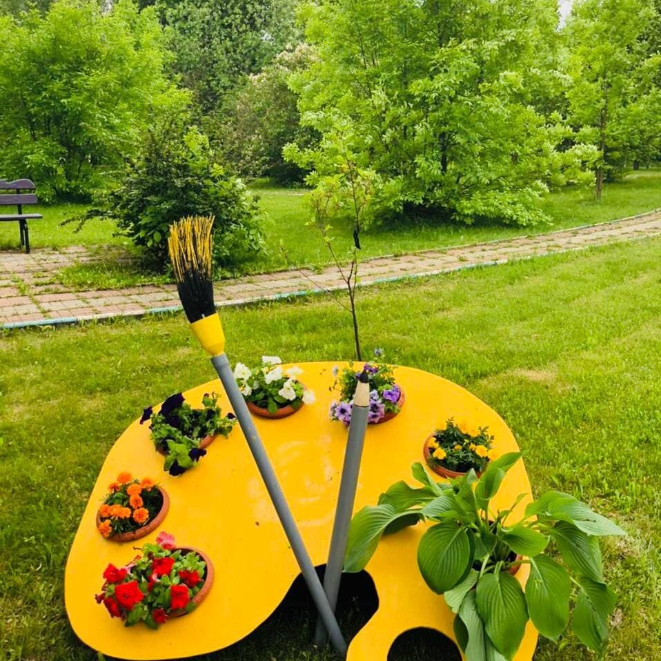 В нашей больнице в международный день защиты детей был объявлен конкурс среди отделений больницы на лучшую клумбу. В данном необычном мероприятии приняли активное участие все подразделения больницы.