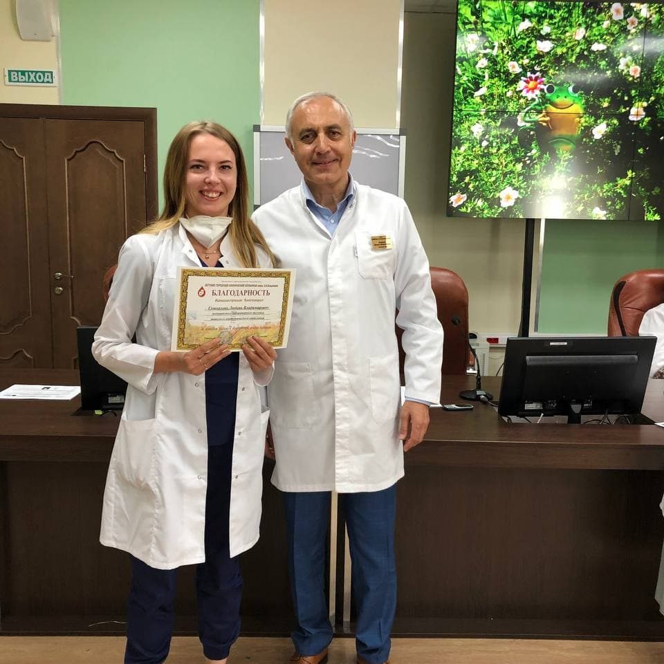 Сегодня на пятничной конференции мы наградили наших сотрудников благодарностью больницы за активное участие в общественной жизни больницы.