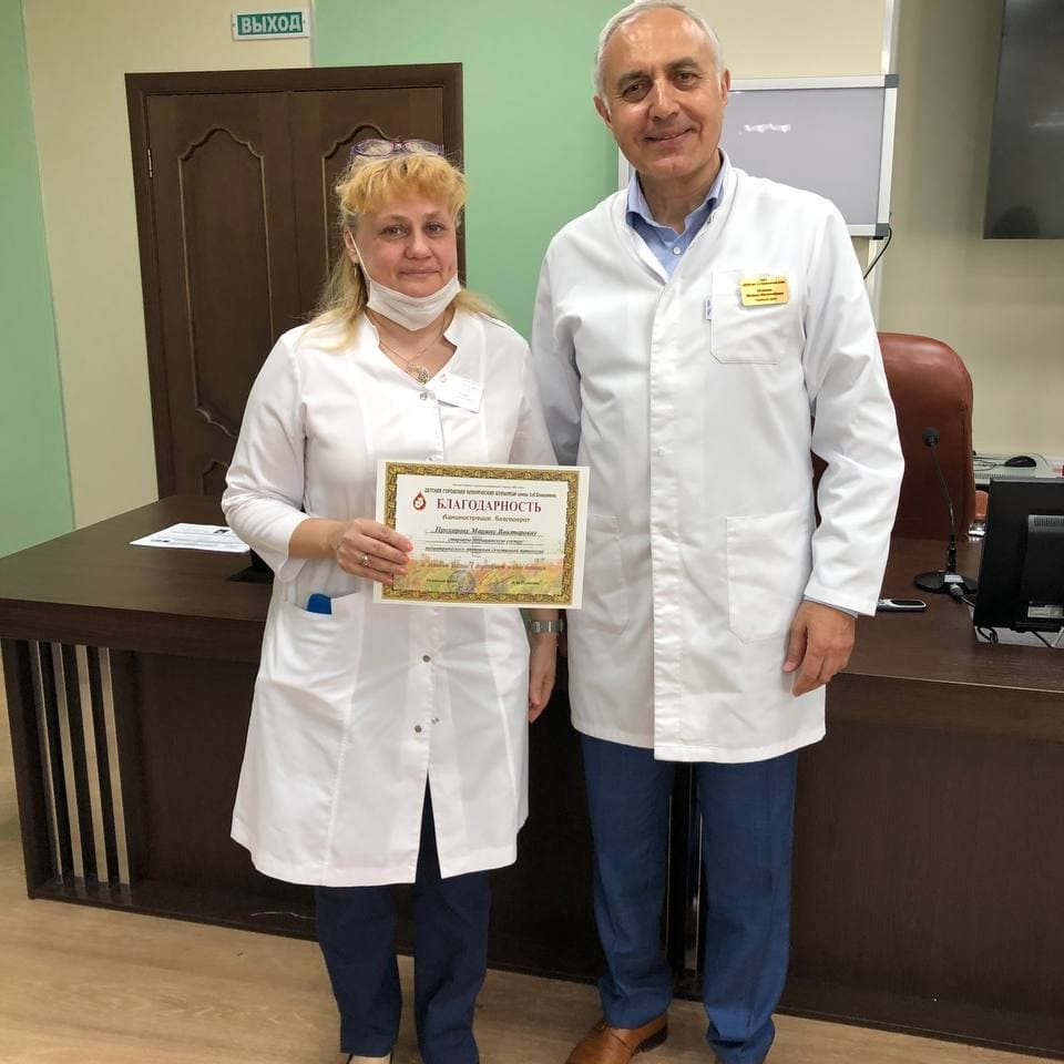 Сегодня на пятничной конференции мы наградили наших сотрудников благодарностью больницы за активное участие в общественной жизни больницы.