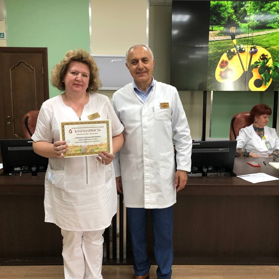 Сегодня на пятничной конференции мы наградили наших сотрудников благодарностью больницы за активное участие в общественной жизни больницы.