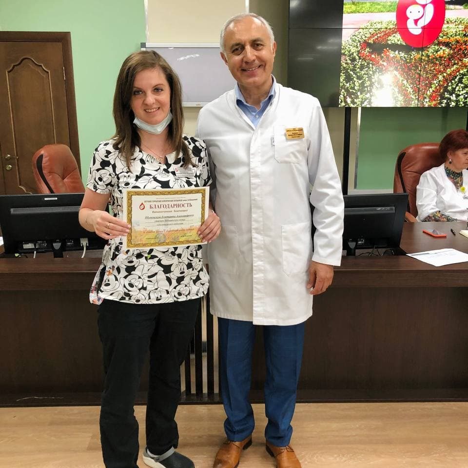 Сегодня на пятничной конференции мы наградили наших сотрудников благодарностью больницы за активное участие в общественной жизни больницы.