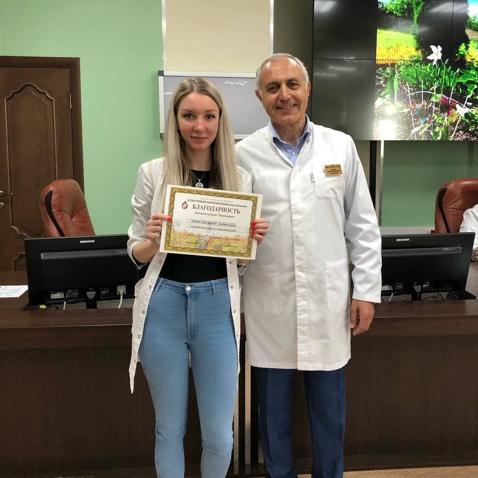 Сегодня на пятничной конференции мы наградили наших сотрудников благодарностью больницы за активное участие в общественной жизни больницы.