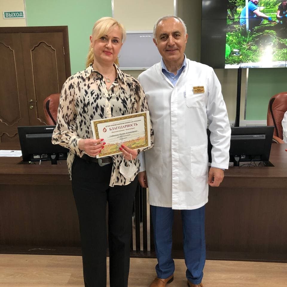 Сегодня на пятничной конференции мы наградили наших сотрудников благодарностью больницы за активное участие в общественной жизни больницы.