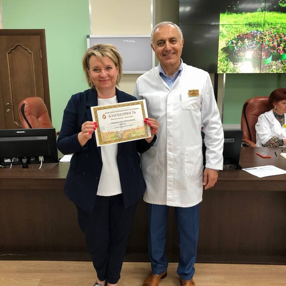 Сегодня на пятничной конференции мы наградили наших сотрудников благодарностью больницы за активное участие в общественной жизни больницы.
