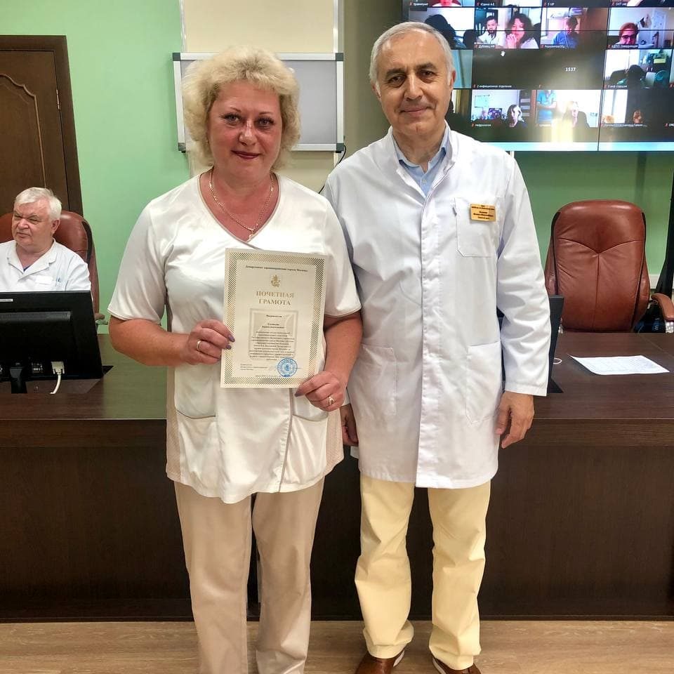 Сегодня на утренней конференции больницы для меня было большой честью выполнить поручение Департамента здравоохранения города Москвы и вручить ведомственные награды нашим сотрудникам в честь Дня медицинского работника