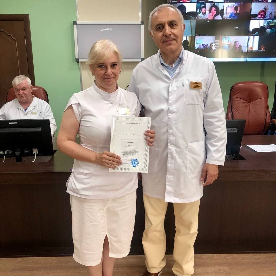 Сегодня на утренней конференции больницы для меня было большой честью выполнить поручение Департамента здравоохранения города Москвы и вручить ведомственные награды нашим сотрудникам в честь Дня медицинского работника
