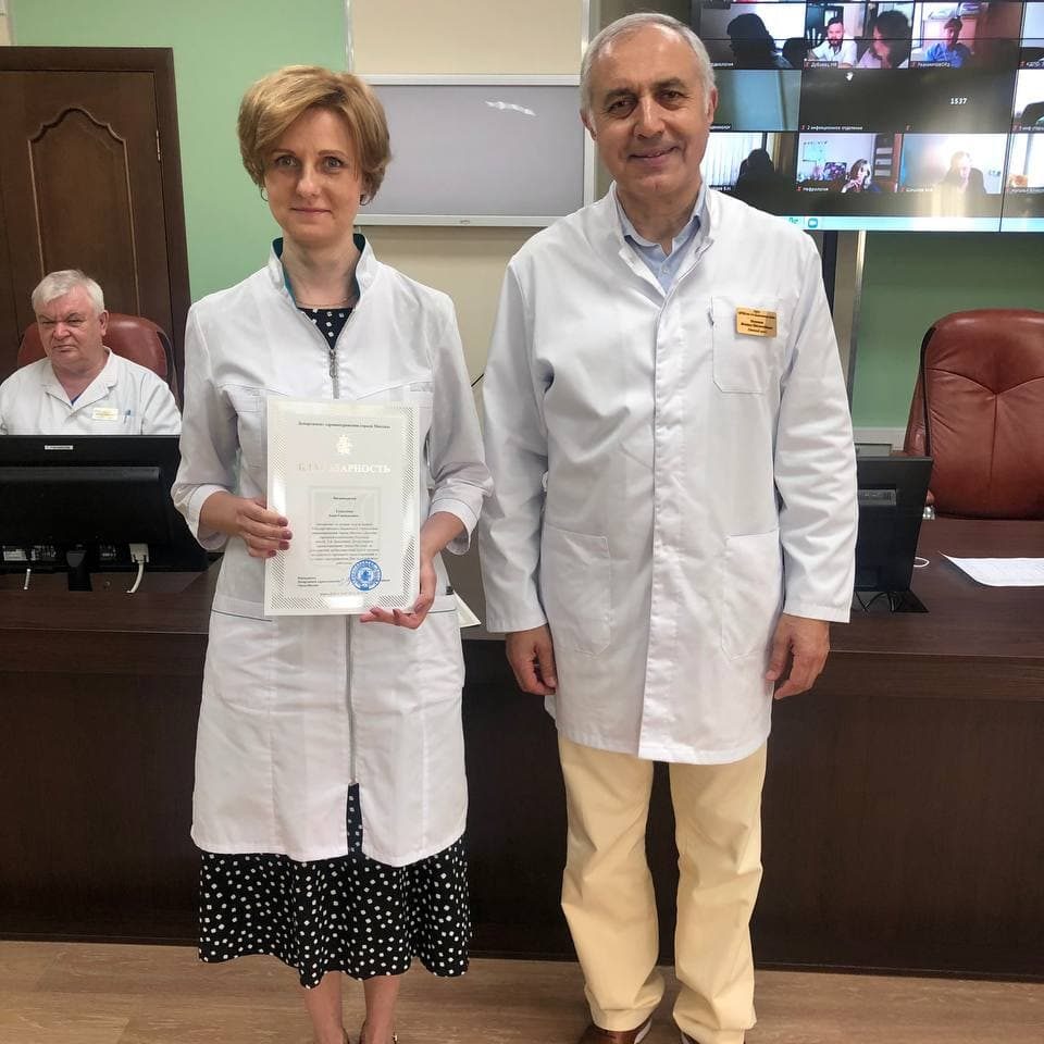 Сегодня на утренней конференции больницы для меня было большой честью выполнить поручение Департамента здравоохранения города Москвы и вручить ведомственные награды нашим сотрудникам в честь Дня медицинского работника