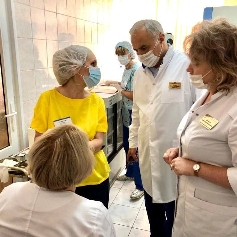 В нашей больнице сотрудники как медицинские, так и немедицинские продолжают активно прививаться от коронавирусной инфекции.