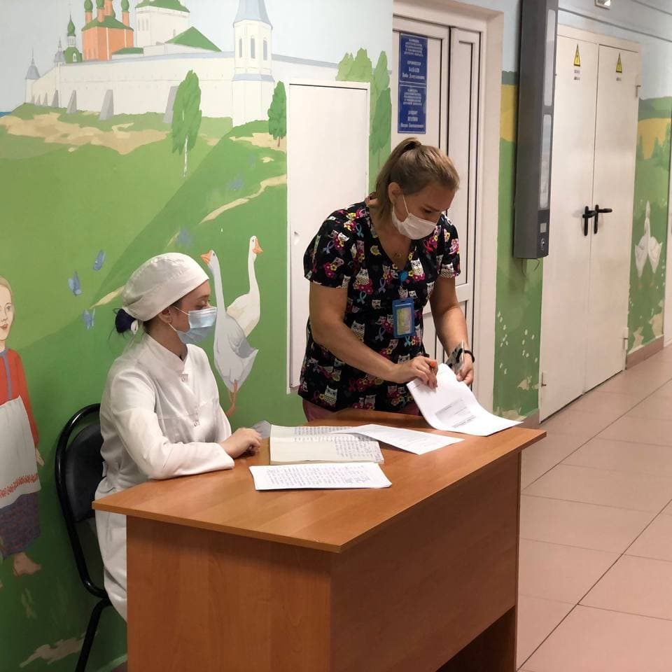 В нашей больнице сотрудники как медицинские, так и немедицинские продолжают активно прививаться от коронавирусной инфекции.