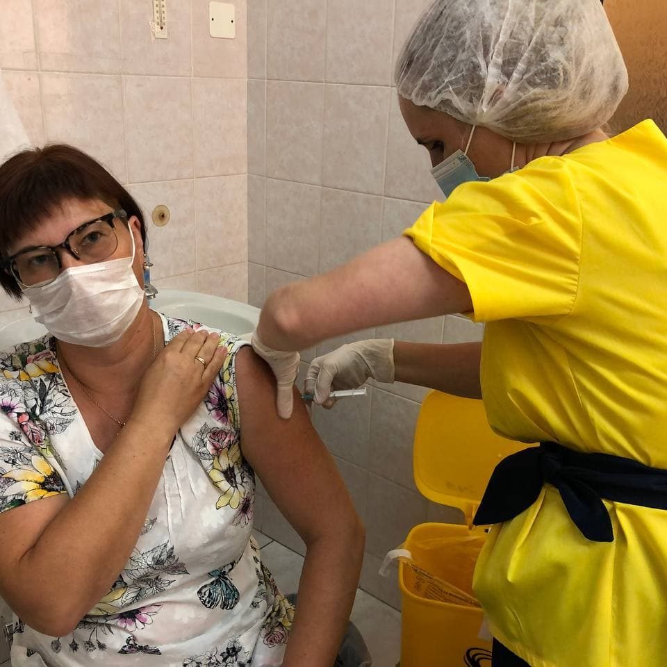 В нашей больнице сотрудники как медицинские, так и немедицинские продолжают активно прививаться от коронавирусной инфекции.