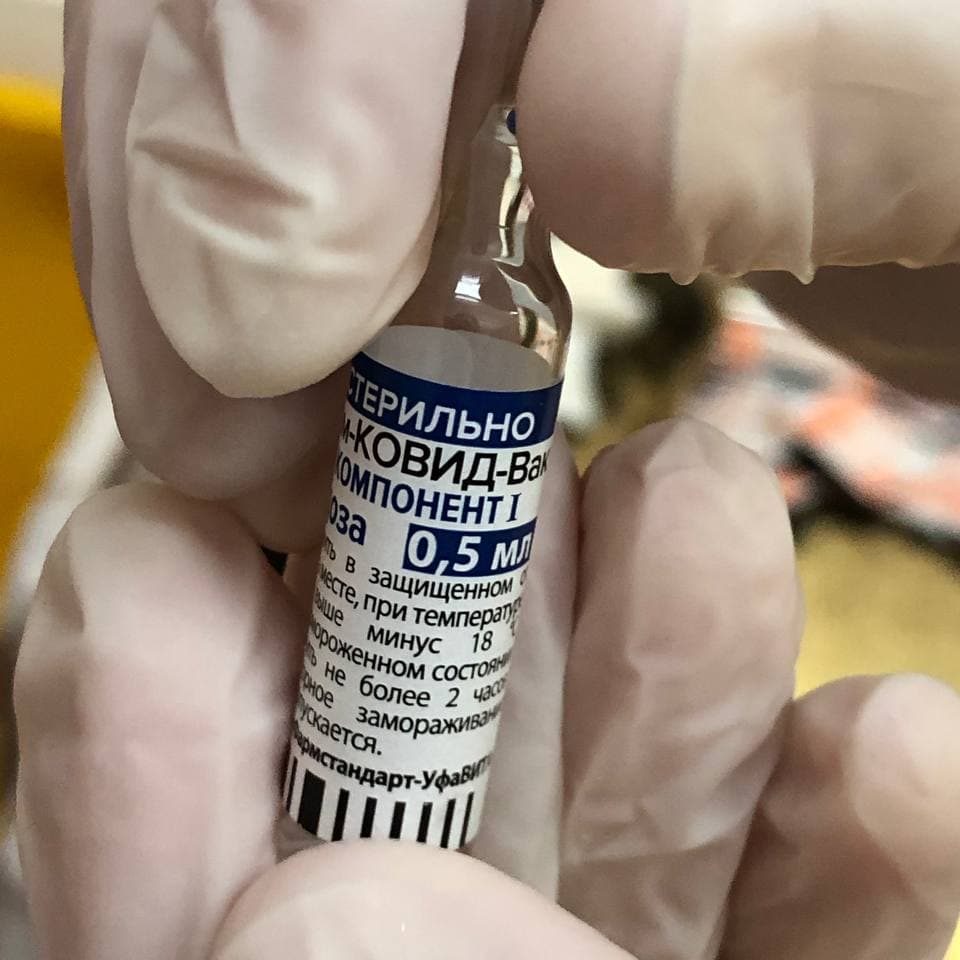 В нашей больнице сотрудники как медицинские, так и немедицинские продолжают активно прививаться от коронавирусной инфекции.