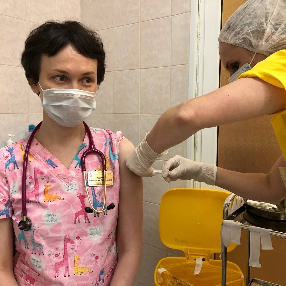 В нашей больнице сотрудники как медицинские, так и немедицинские продолжают активно прививаться от коронавирусной инфекции.