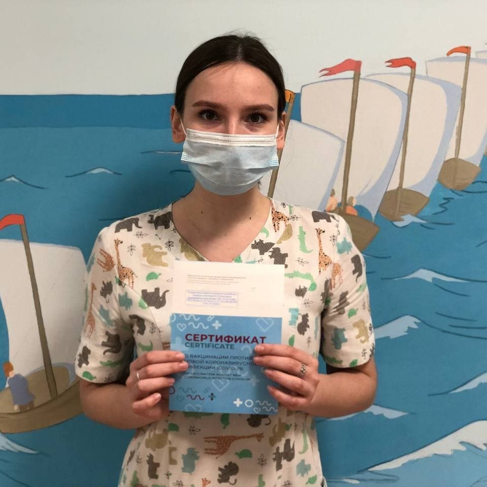 В нашей больнице сотрудники как медицинские, так и немедицинские продолжают активно прививаться от коронавирусной инфекции.