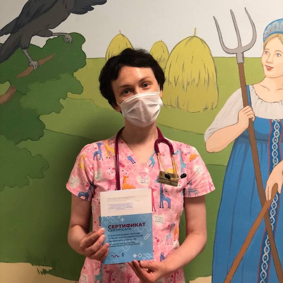 В нашей больнице сотрудники как медицинские, так и немедицинские продолжают активно прививаться от коронавирусной инфекции.