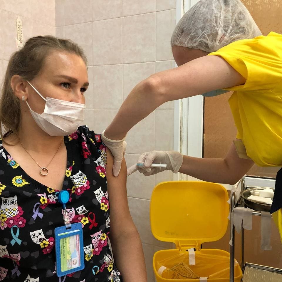 В нашей больнице сотрудники как медицинские, так и немедицинские продолжают активно прививаться от коронавирусной инфекции.