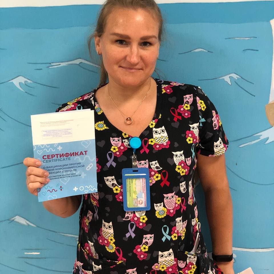 В нашей больнице сотрудники как медицинские, так и немедицинские продолжают активно прививаться от коронавирусной инфекции.