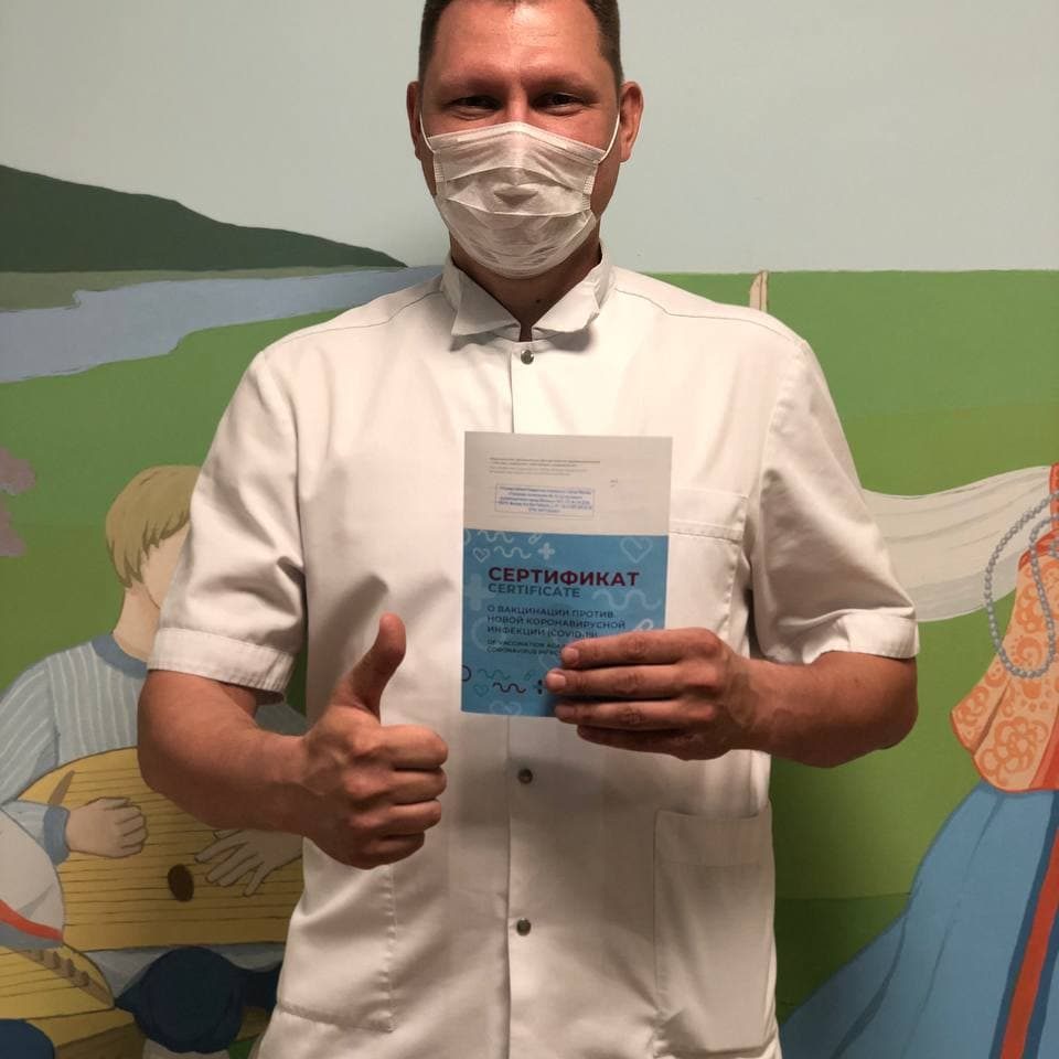 В нашей больнице сотрудники как медицинские, так и немедицинские продолжают активно прививаться от коронавирусной инфекции.