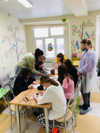 В нашей больнице продолжаются творческие занятия для наших маленьких пациентов в рамках мероприятий, приуроченных к Новому году!