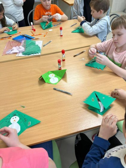 В нашей больнице продолжаются творческие занятия для наших маленьких пациентов в рамках мероприятий, приуроченных к Новому году!