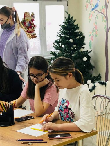 В нашей больнице продолжаются творческие занятия для наших маленьких пациентов в рамках мероприятий, приуроченных к Новому году!