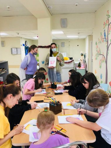 В нашей больнице продолжаются творческие занятия для наших маленьких пациентов в рамках мероприятий, приуроченных к Новому году!