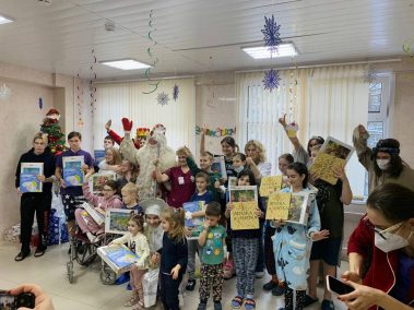 В нашей больнице продолжаются творческие занятия для наших маленьких пациентов в рамках мероприятий, приуроченных к Новому году!