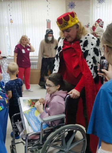 В нашей больнице продолжаются творческие занятия для наших маленьких пациентов в рамках мероприятий, приуроченных к Новому году!