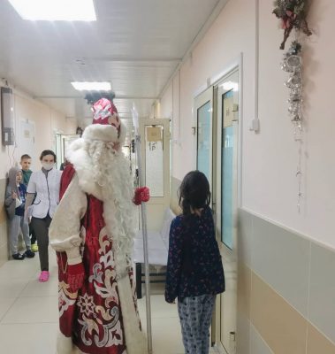В нашей больнице продолжаются творческие занятия для наших маленьких пациентов в рамках мероприятий, приуроченных к Новому году!