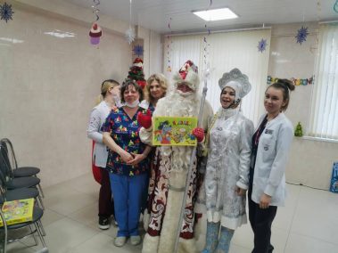 В нашей больнице продолжаются творческие занятия для наших маленьких пациентов в рамках мероприятий, приуроченных к Новому году!
