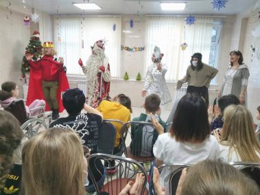 В нашей больнице продолжаются творческие занятия для наших маленьких пациентов в рамках мероприятий, приуроченных к Новому году!