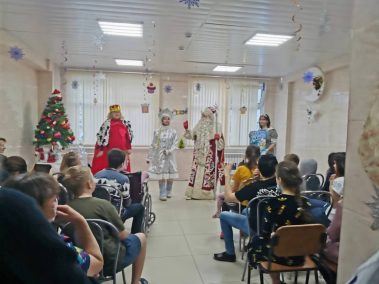 В нашей больнице продолжаются творческие занятия для наших маленьких пациентов в рамках мероприятий, приуроченных к Новому году!