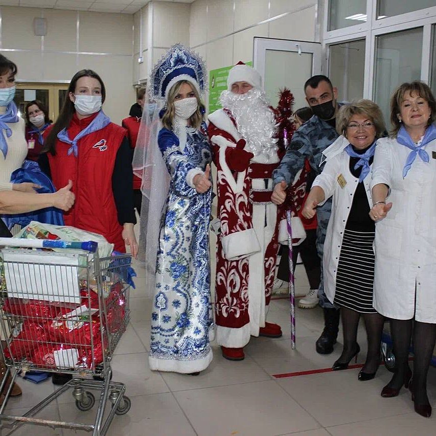 В рамках акции «Дед Мороз специального назначения» сотрудники Главного управления Росгвардии по г. Москве совместно с участниками «Молодежки ОНФ» в костюмах Деда Мороза и Снегурочки привезли подарки для ребят