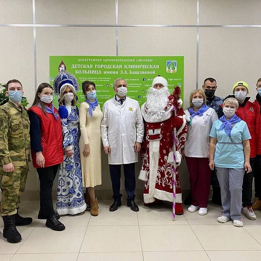 В рамках акции «Дед Мороз специального назначения» сотрудники Главного управления Росгвардии по г. Москве совместно с участниками «Молодежки ОНФ» в костюмах Деда Мороза и Снегурочки привезли подарки для ребят