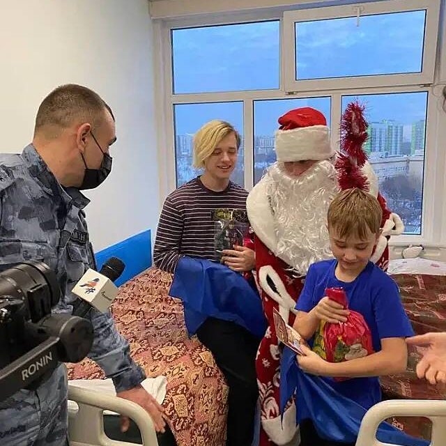 В рамках акции «Дед Мороз специального назначения» сотрудники Главного управления Росгвардии по г. Москве совместно с участниками «Молодежки ОНФ» в костюмах Деда Мороза и Снегурочки привезли подарки для ребят