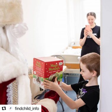 Перед Новым годом волонтеры Национального центра помощи поздравили с наступающими праздниками детей