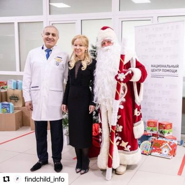 Перед Новым годом волонтеры Национального центра помощи поздравили с наступающими праздниками детей