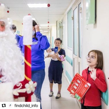Перед Новым годом волонтеры Национального центра помощи поздравили с наступающими праздниками детей